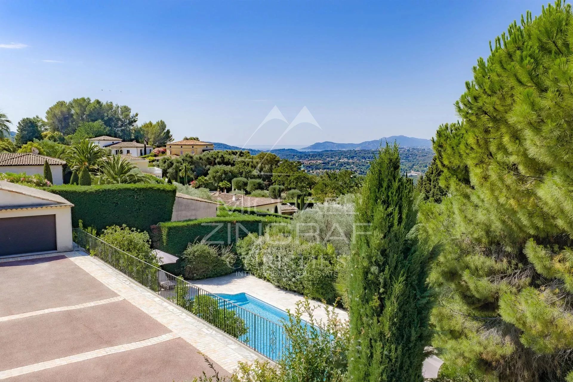 Villa provençale à Plascassier avec vue sur les collines et la mer, piscine et espaces extérieurs.