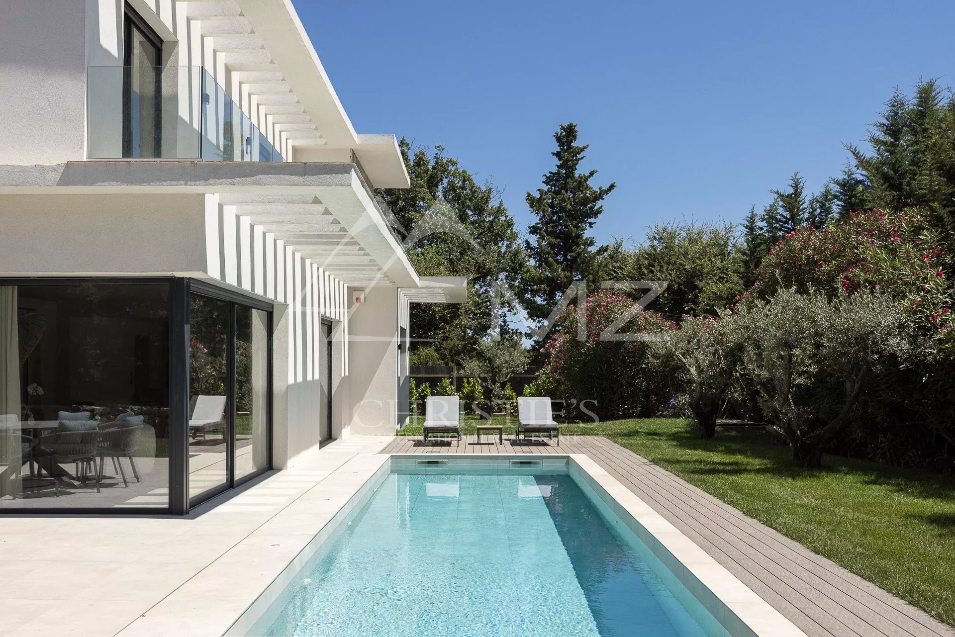 Contemporary villa in Mougins Contemporary villa with swimming pool in Mougins, surrounded by greenery.