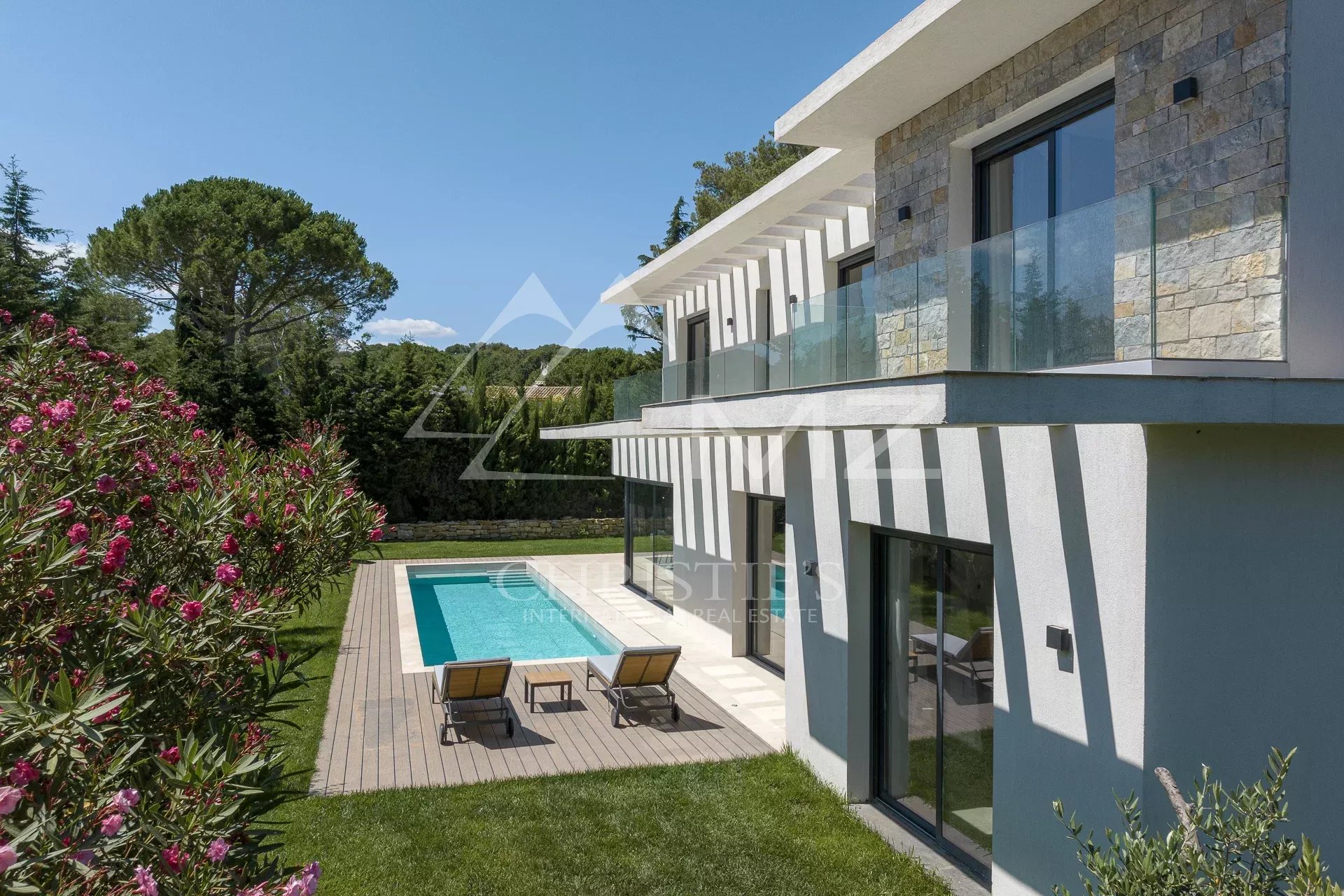 Contemporary villa in Mougins New contemporary villa with swimming pool in Mougins, surrounded by greenery and flowers.