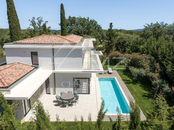 New contemporary villa with swimming pool and garden in Mougins, aerial view.