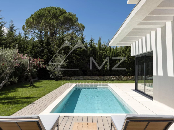 New contemporary villa with swimming pool and garden in Mougins