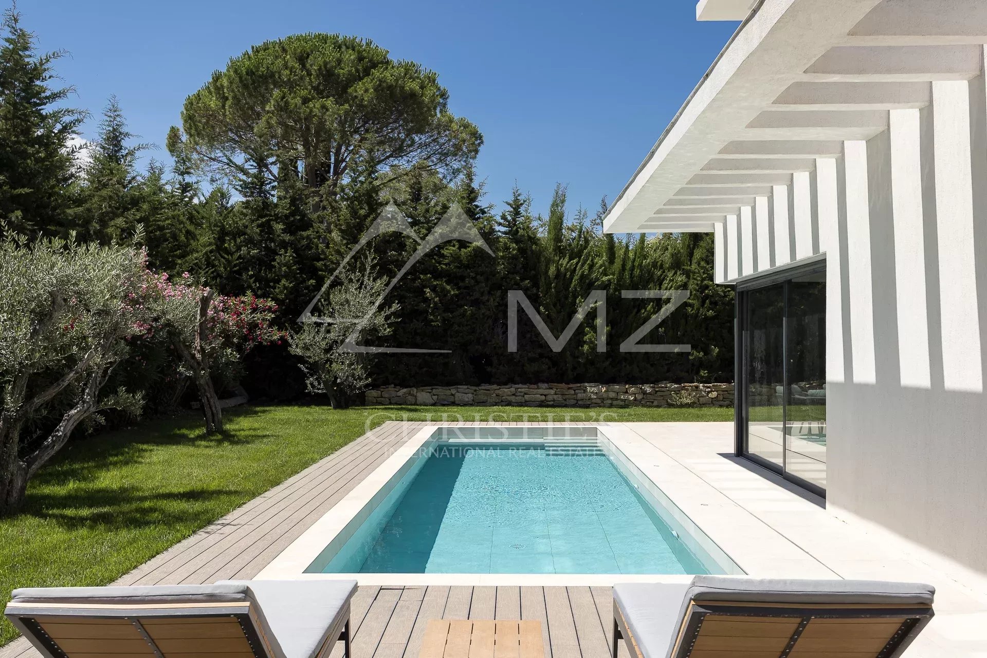 Contemporary villa in Mougins New contemporary villa with swimming pool and garden in Mougins