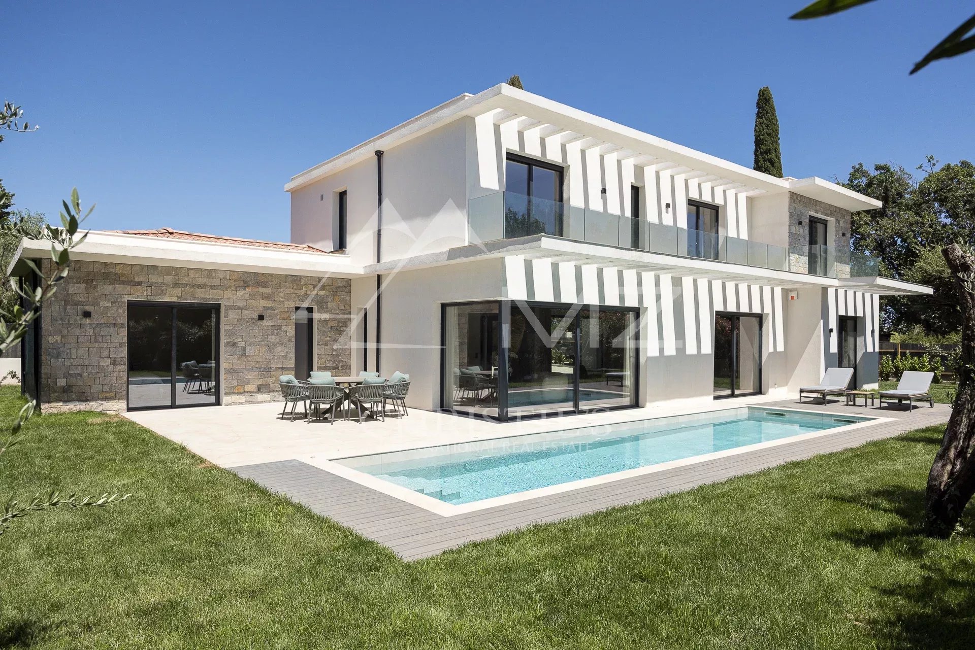 Contemporary villa in Mougins New contemporary villa with swimming pool and garden in Mougins