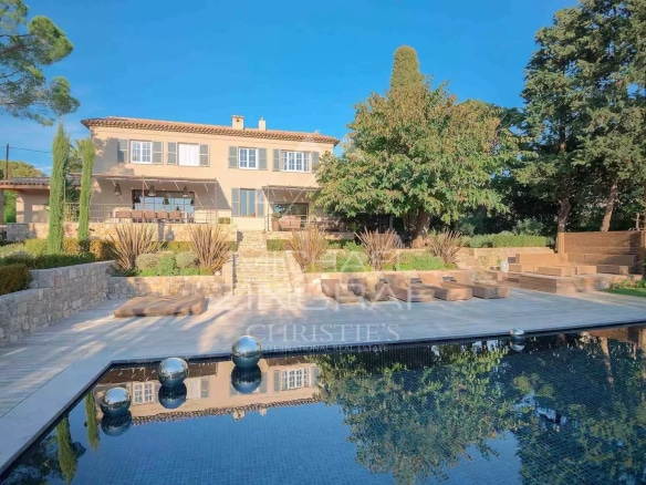 Renovated country house with swimming pool and landscaped garden in Mougins.