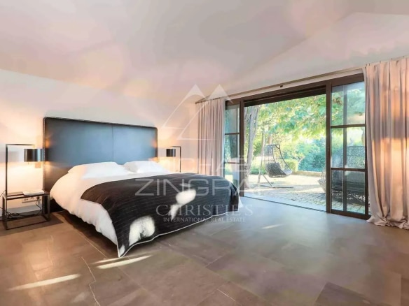 Room in a renovated country house in Mougins with garden view.