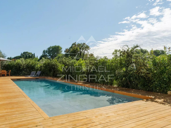 Villa moderne avec piscine entourée de verdure à Mougins.