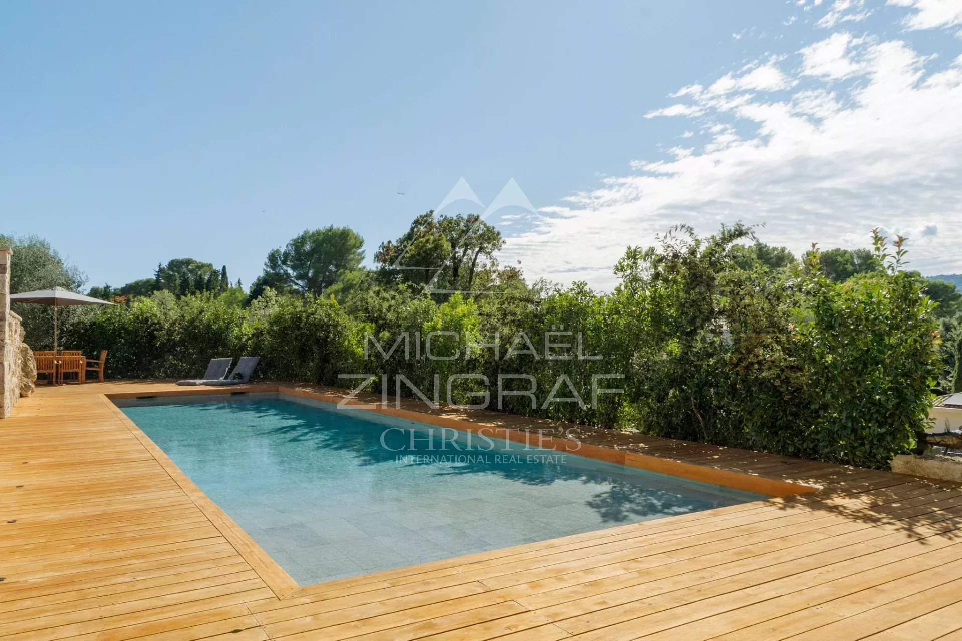Villa moderne avec piscine entourée de verdure à Mougins.