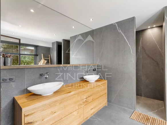 Salle de bain moderne avec meuble en bois et douche italienne