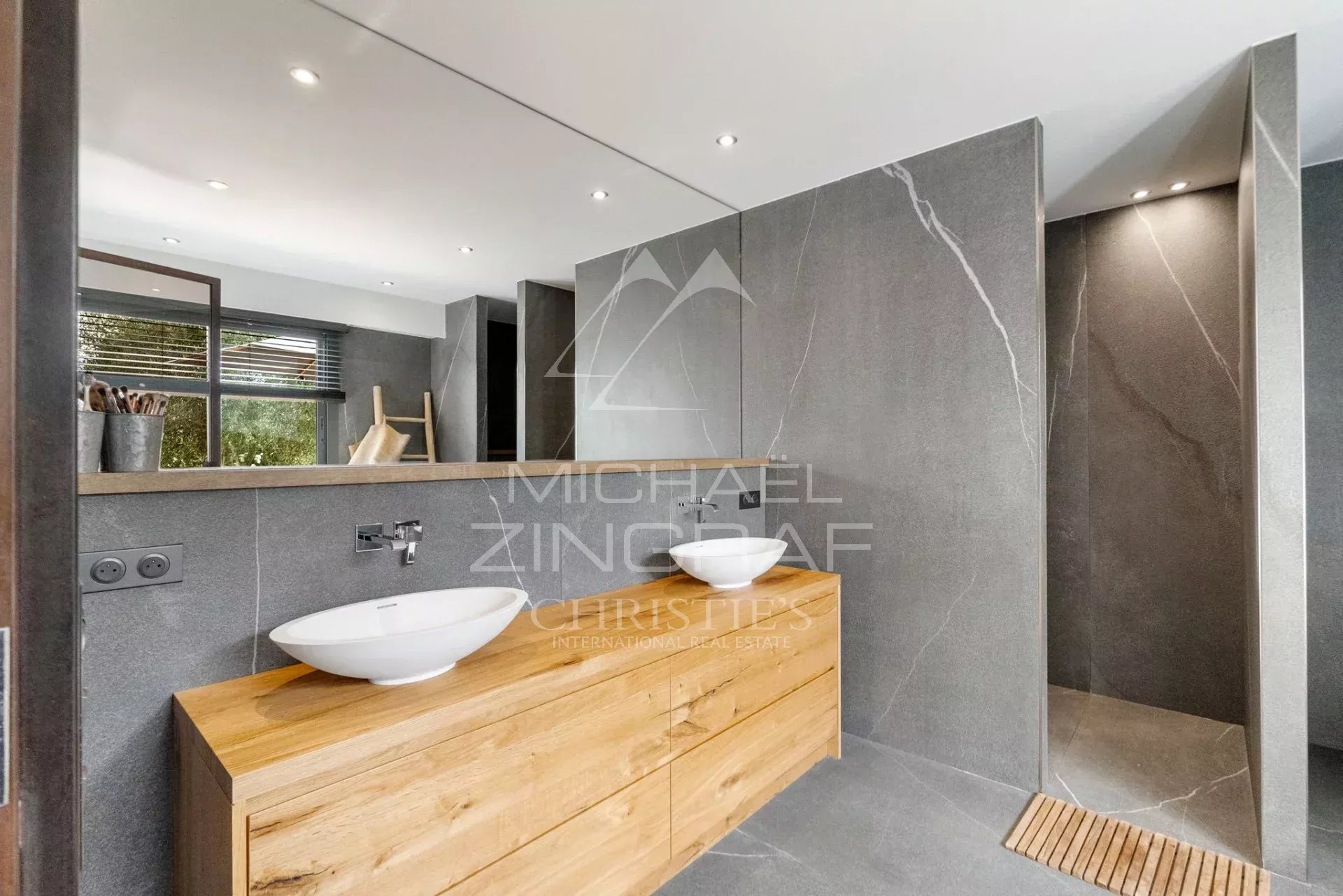 Salle de bain moderne avec meuble en bois et douche italienne
