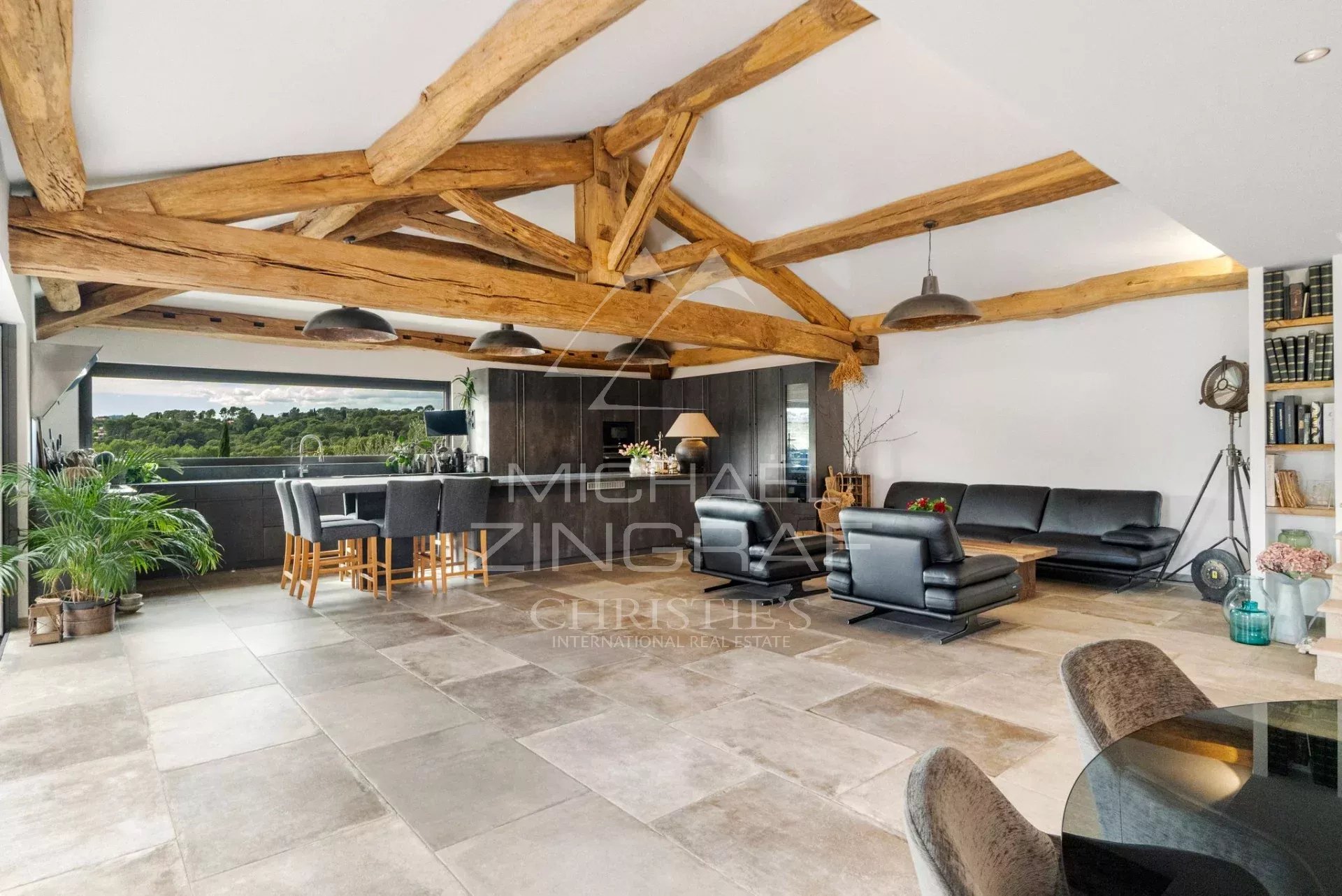 Intérieur d'une villa moderne avec poutres apparentes et espace de vie lumineux à Mougins.