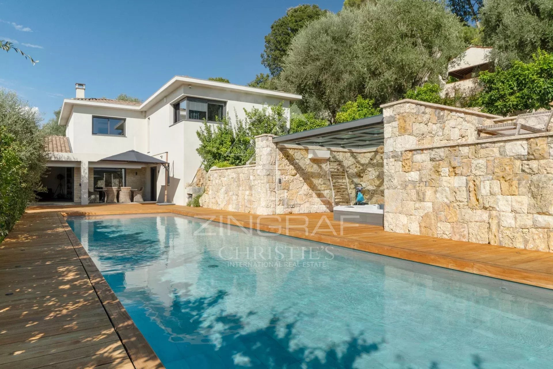 Villa récente avec piscine dans un secteur résidentiel à Mougins, entourée de verdure.