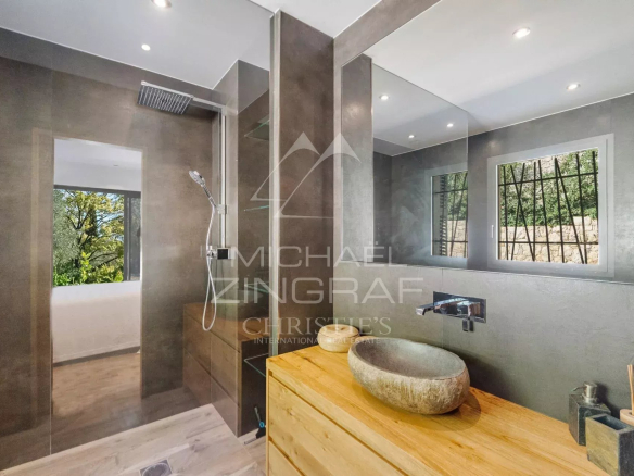 Salle de bain moderne avec douche et meuble en bois