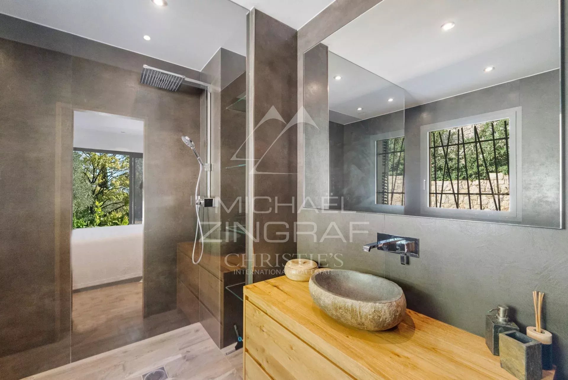 Salle de bain moderne avec douche et meuble en bois
