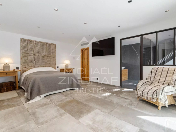 Chambre spacieuse avec lit, bureau et lumière naturelle dans une villa moderne