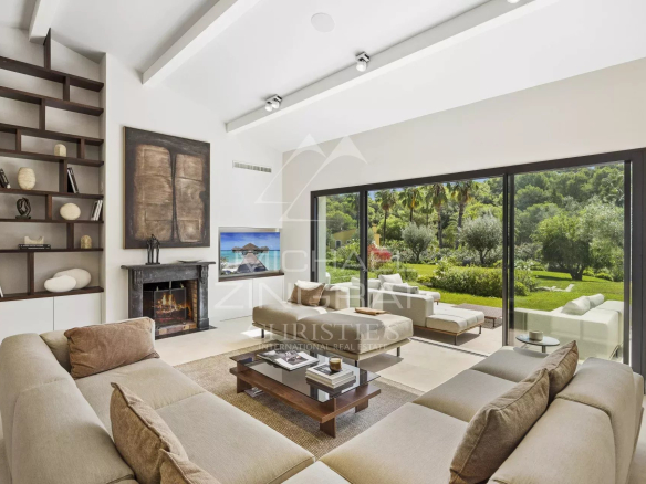 Intérieur d'une villa provençale contemporaine avec salon lumineux et vue sur le jardin.