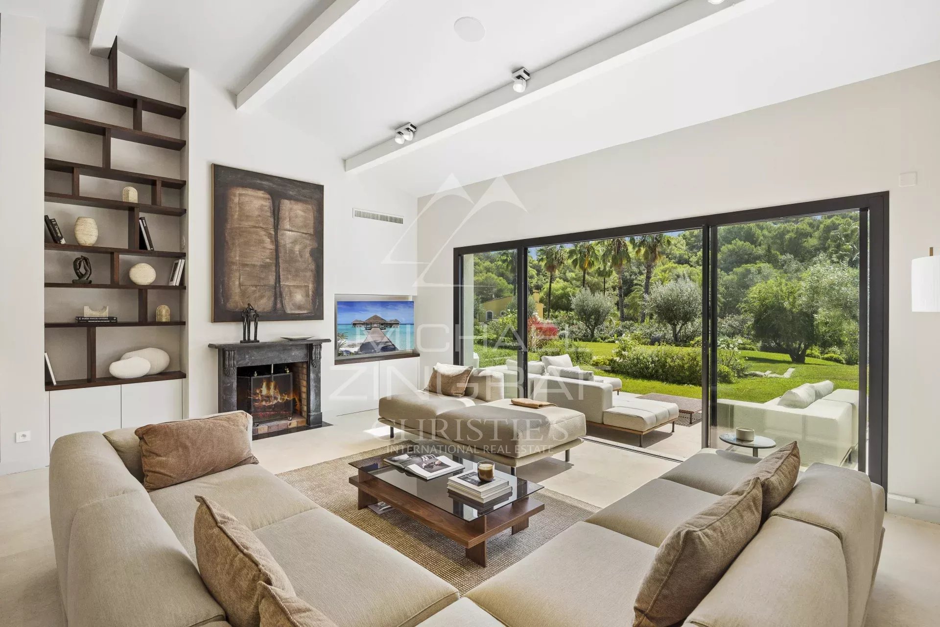 Salon d’une villa à Mougins Intérieur d'une villa provençale contemporaine avec salon lumineux et vue sur le jardin.