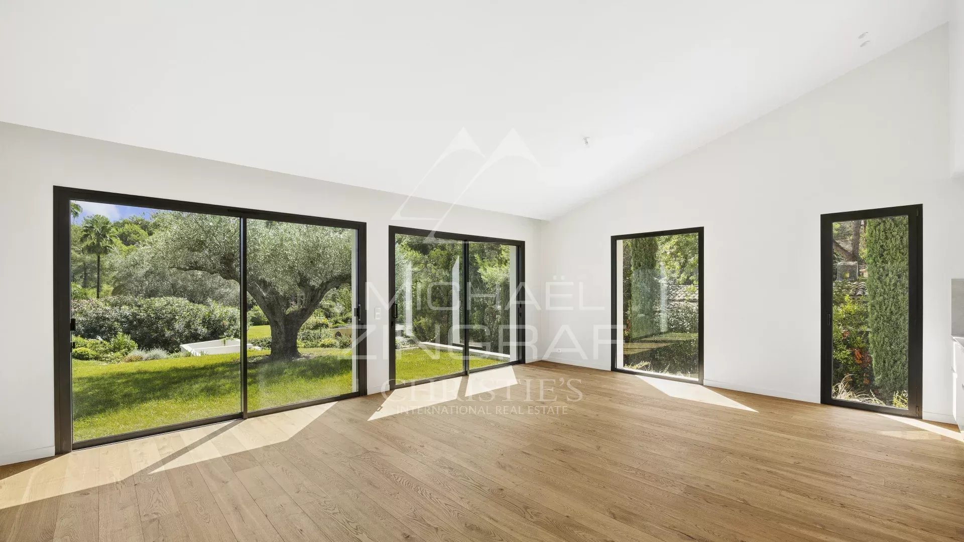 Intérieur d’une villa provençale contemporaine à Mougins Intérieur lumineux d'une villa contemporaine avec de grandes fenêtres donnant sur un jardin.