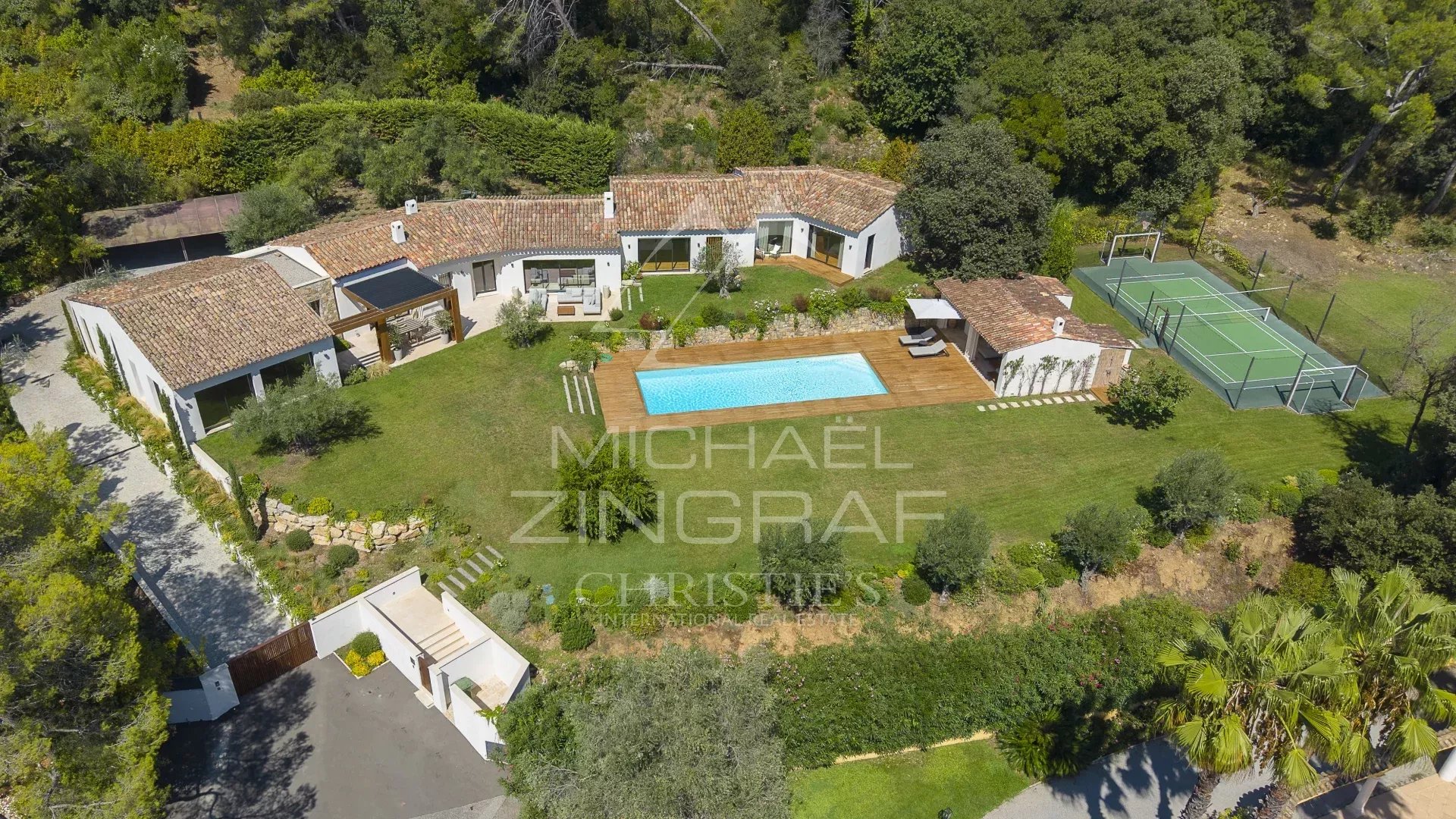Villa provençale contemporaine à Mougins Vue aérienne d'une villa provençale contemporaine avec piscine et terrain de tennis à Mougins.
