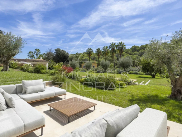 Terrasse d'une villa contemporaine avec des canapés et une vue sur un jardin verdoyant à Mougins.