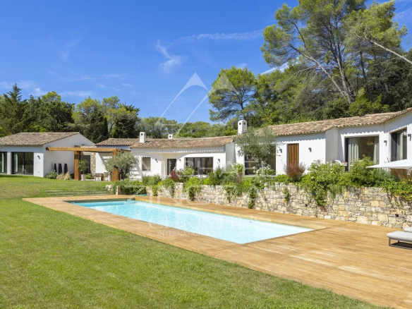 Villa provençale contemporaine avec piscine et jardin à Mougins