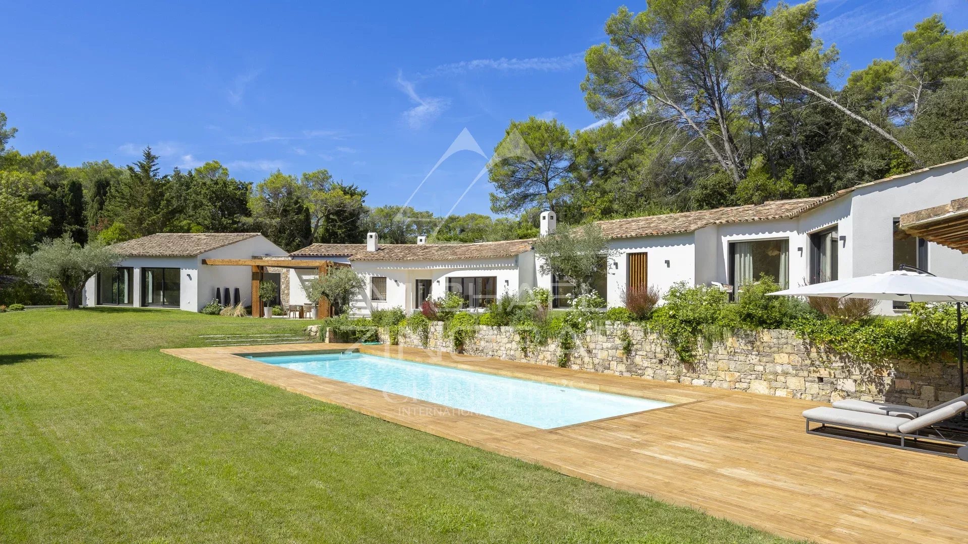 Villa contemporaine à Mougins Villa provençale contemporaine avec piscine et jardin à Mougins