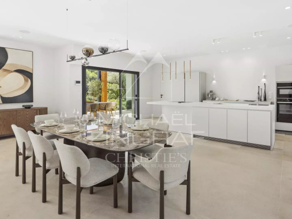 Salle à manger moderne avec table et chaises dans une villa contemporaine à Mougins.