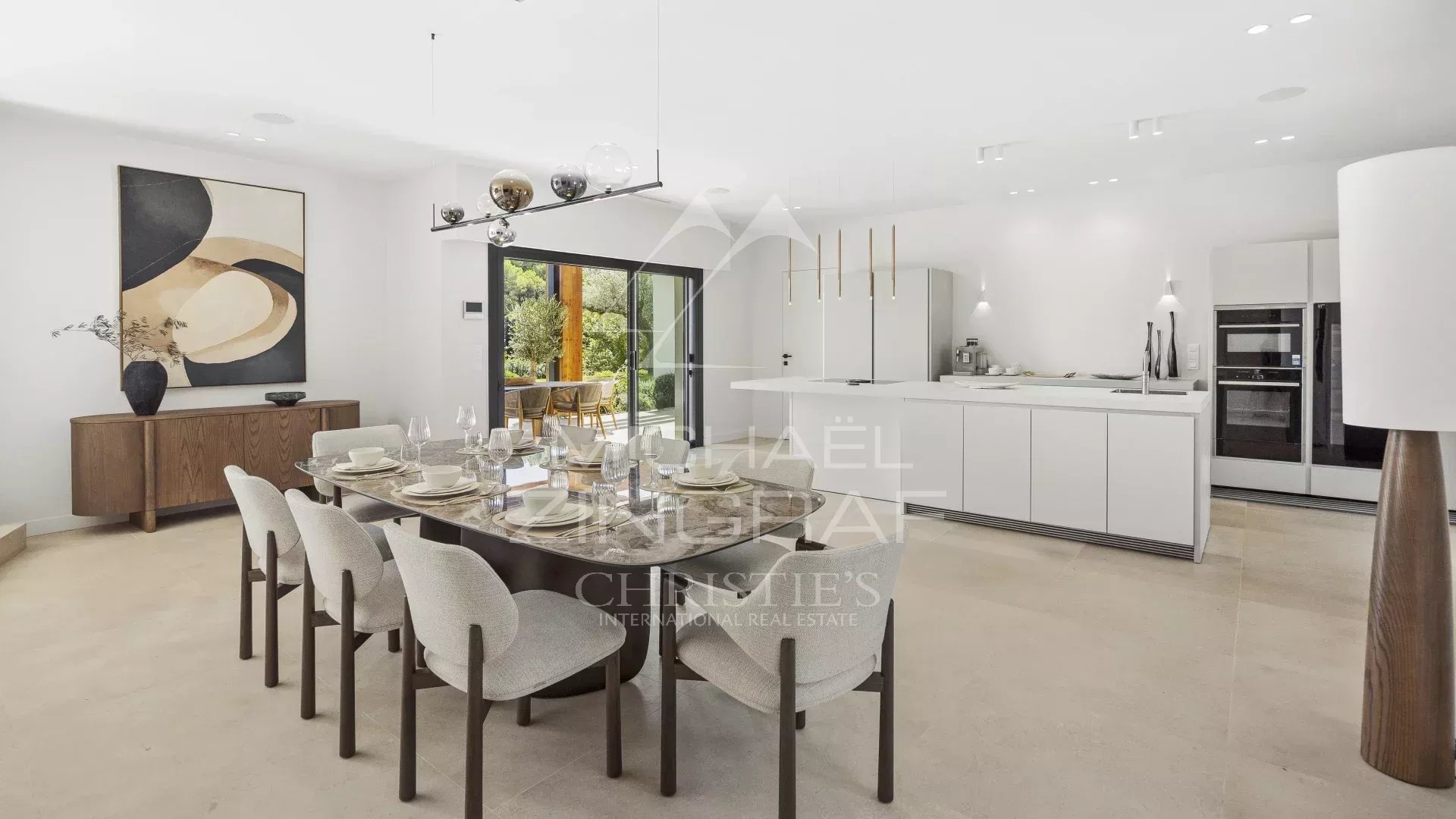Salle à manger d’une villa contemporaine à Mougins Salle à manger moderne avec table et chaises dans une villa contemporaine à Mougins.