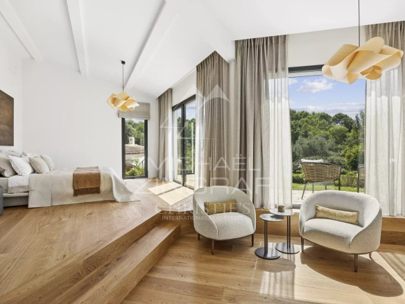 Intérieur d'une villa contemporaine à Mougins avec salon lumineux et accès au jardin.
