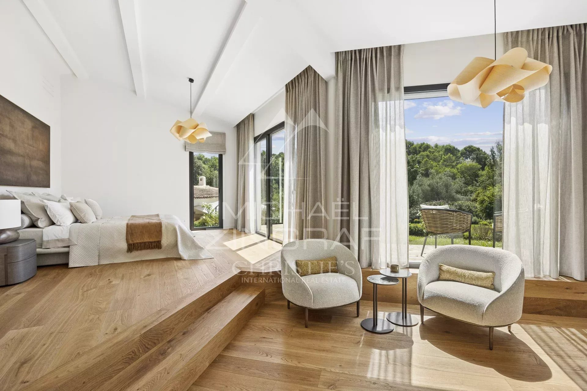 Intérieur d’une villa contemporaine à Mougins Intérieur d'une villa contemporaine à Mougins avec salon lumineux et accès au jardin.