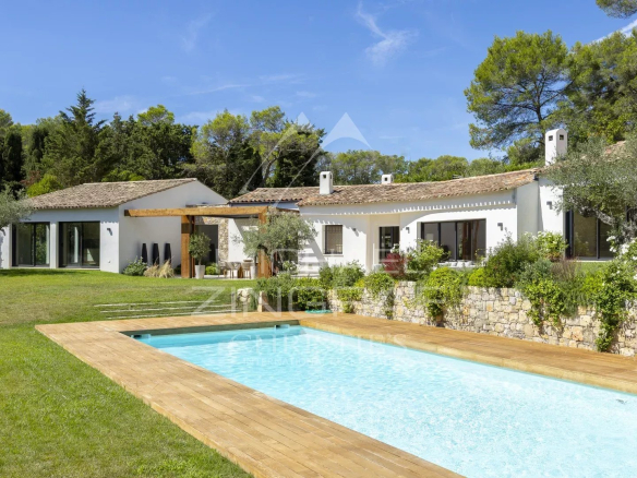 Villa provençale contemporaine avec piscine dans un domaine sécurisé à Mougins.
