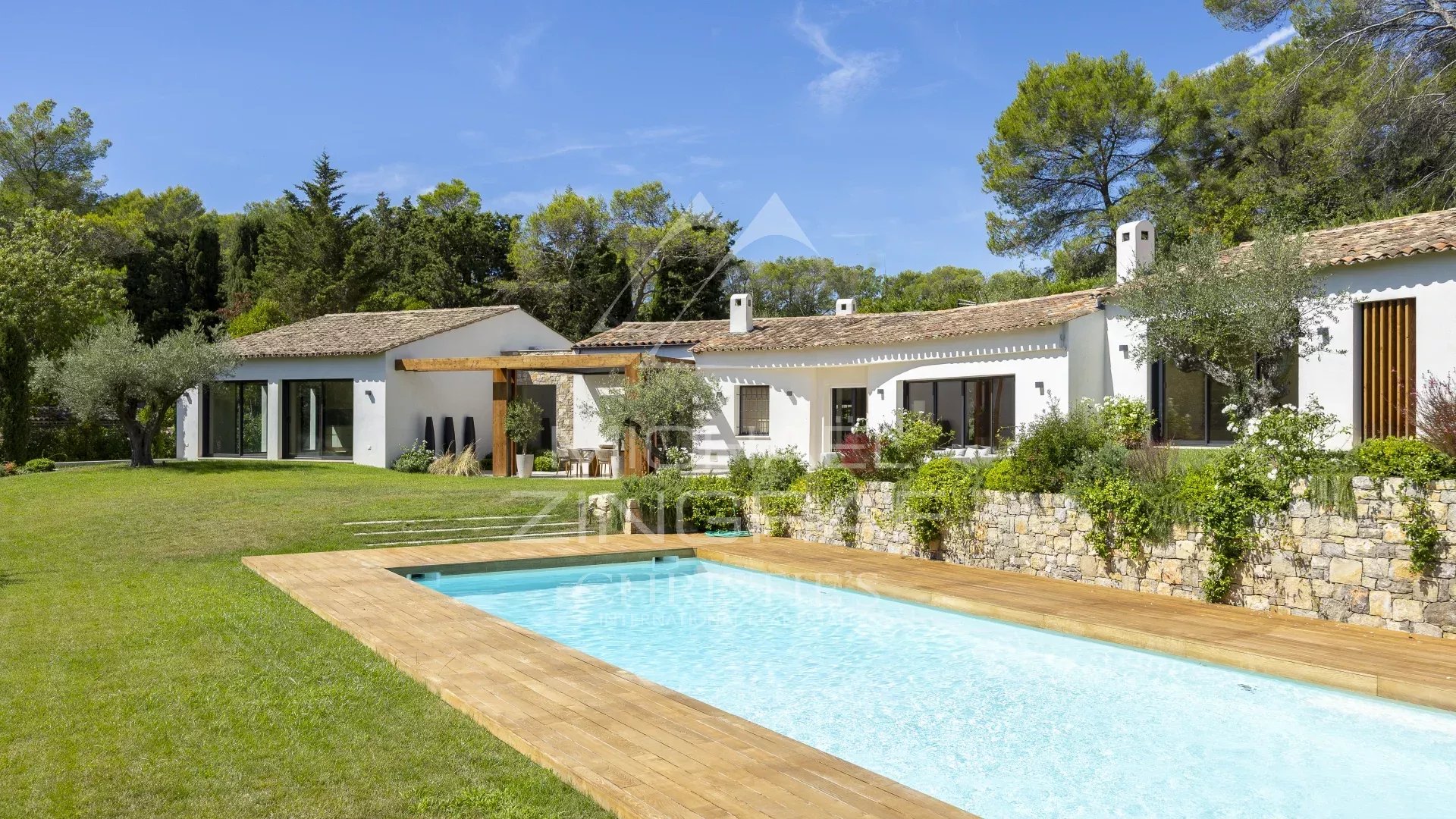 Villa contemporaine à Mougins Villa provençale contemporaine avec piscine dans un domaine sécurisé à Mougins.