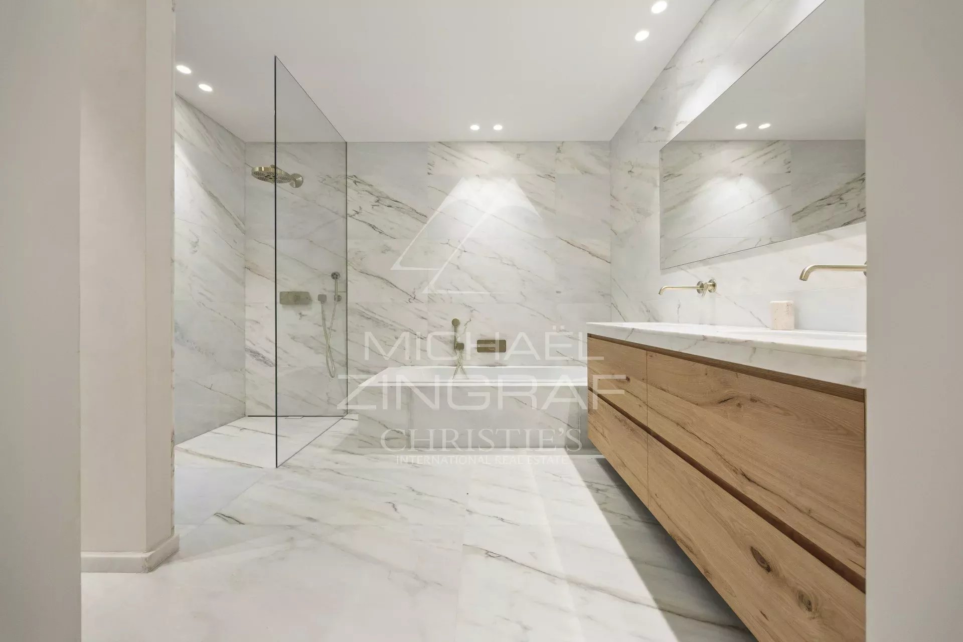 Salle de bain contemporaine Salle de bain moderne avec carrelage en marbre et meuble en bois.