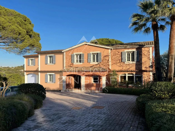 Demeure élégante à Mougins avec parc paysager et oliveraie.