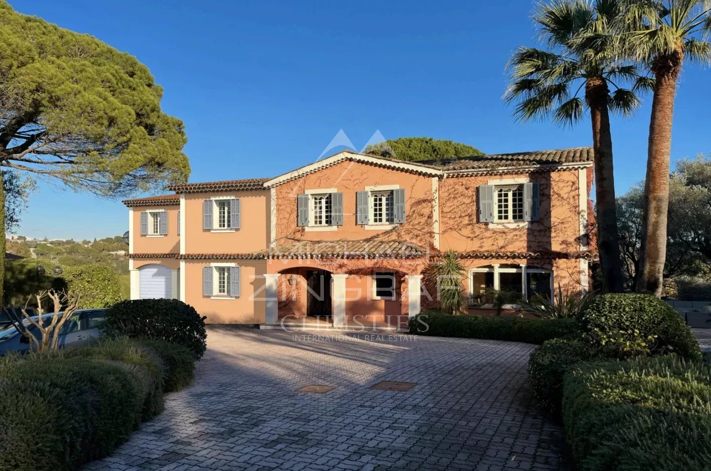 Demeure élégante à Mougins avec parc paysager et oliveraie.