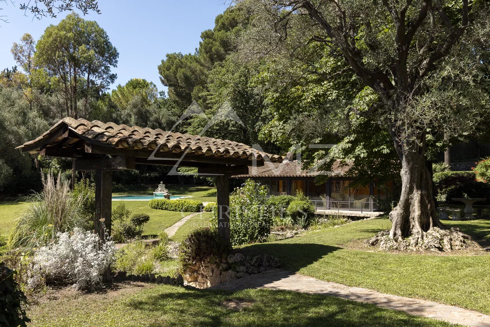 Demeure élégante avec parc paysager à Mougins, incluant une oliveraie et une piscine.