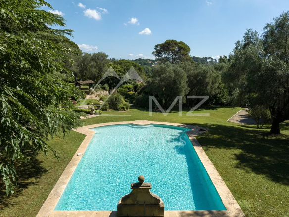 Vue d'une piscine dans un parc paysager avec des oliviers à Mougins.