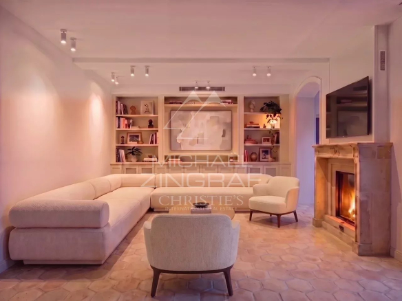 Intérieur d'une élégante demeure à Mougins avec un salon lumineux et une cheminée.