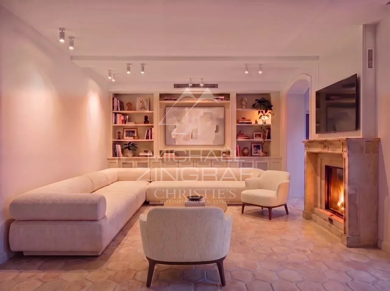 Intérieur d'une élégante demeure à Mougins avec un salon lumineux et une cheminée.