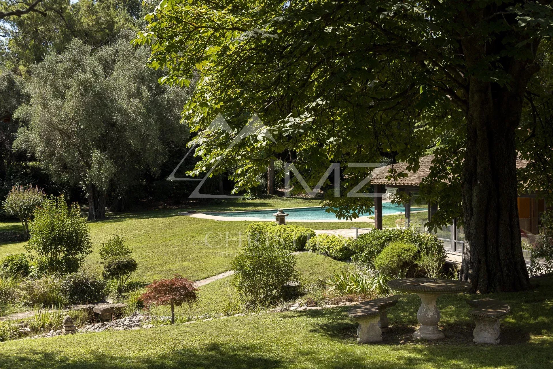 Vue du parc paysager avec piscine et oliveraie à Mougins
