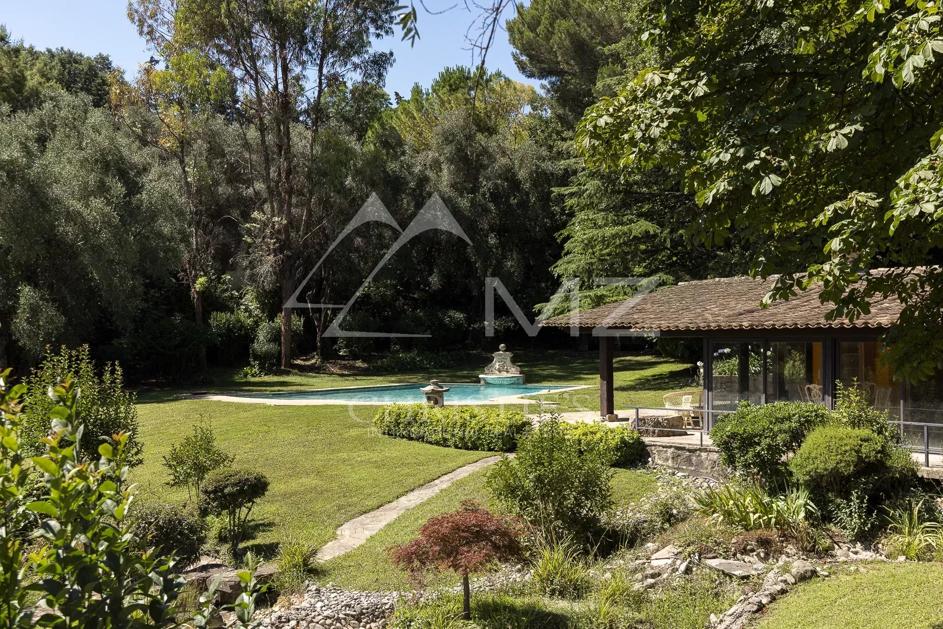 Vue du parc paysager avec piscine et oliveraie à Mougins
