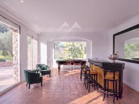 Intérieur d'une demeure élégante à Mougins avec bar et vue sur le parc paysager