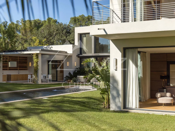 Villa contemporaine neuve avec jardin et piscine à Mougins.