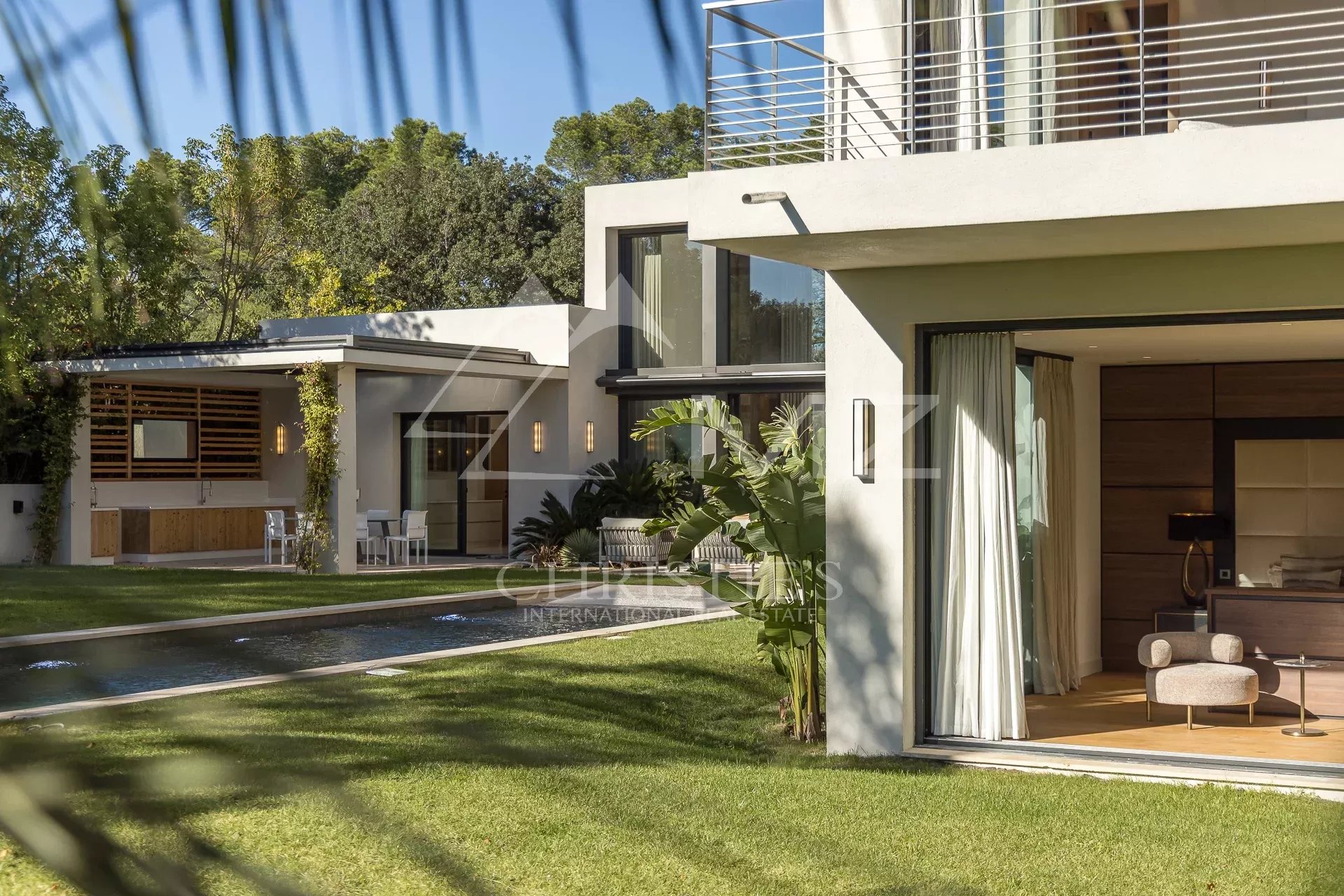Villa contemporaine neuve avec jardin et piscine à Mougins.