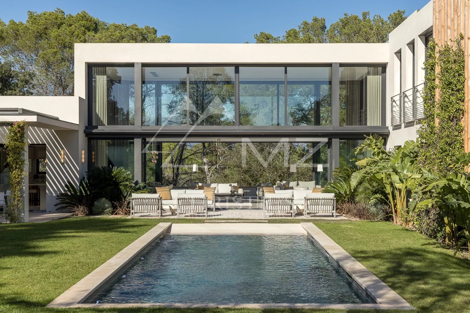 Villa contemporaine avec piscine entourée de verdure à Mougins.