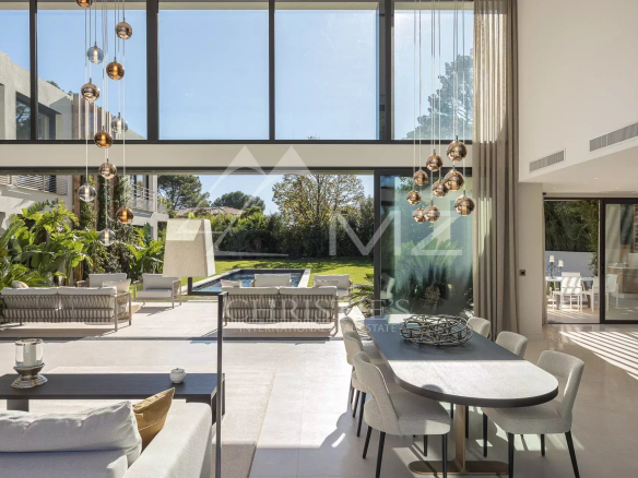 Intérieur d'une villa contemporaine avec salon lumineux et piscine à Mougins.