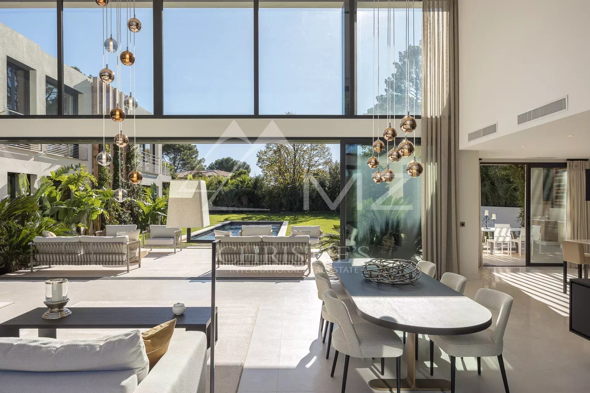 Intérieur d'une villa contemporaine avec salon lumineux et piscine à Mougins.