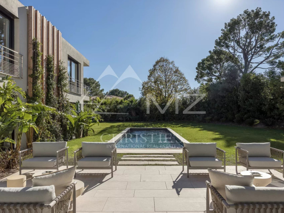 Villa contemporaine avec piscine et jardin à Mougins, dans un domaine sécurisé.