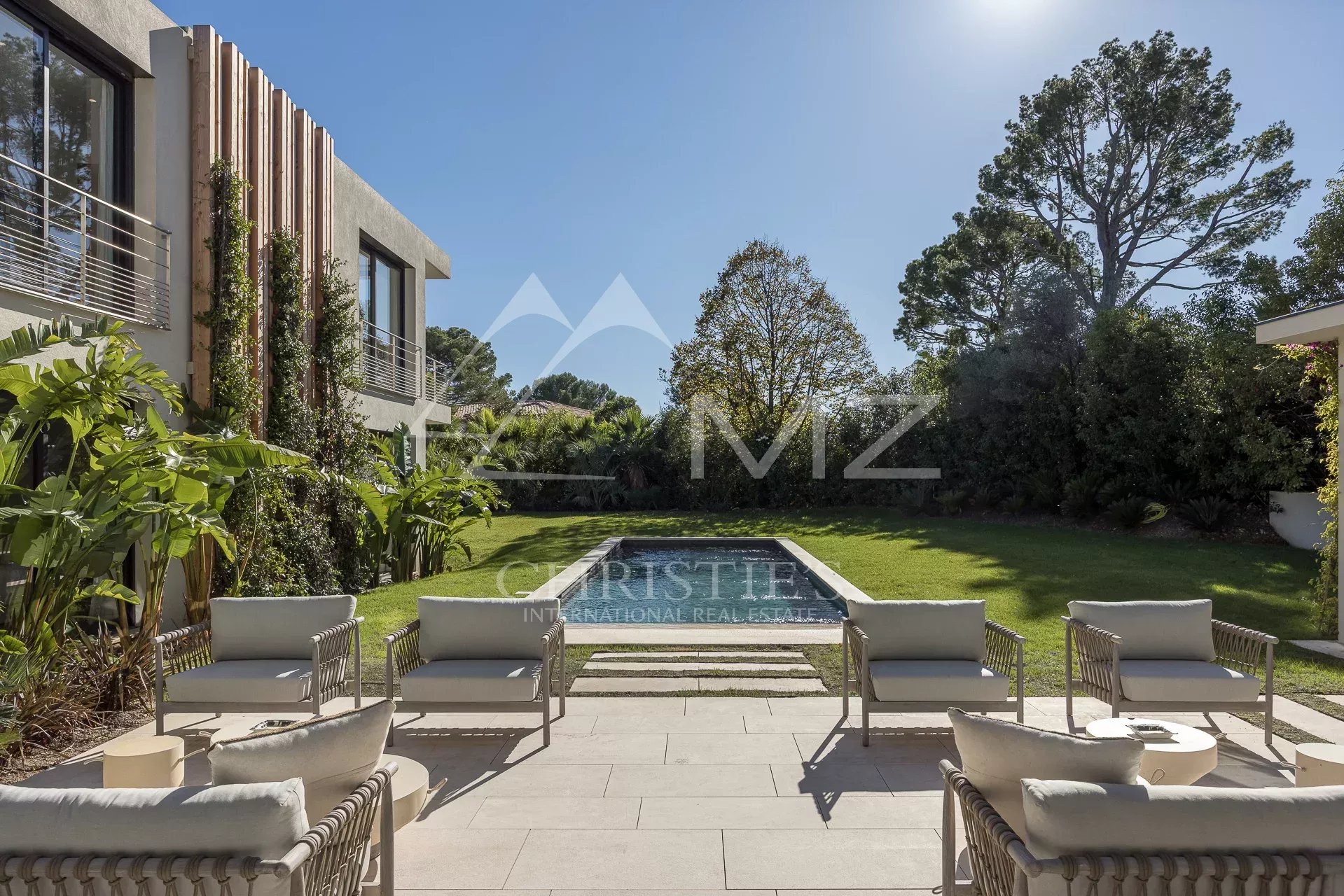Villa contemporaine avec piscine et jardin à Mougins, dans un domaine sécurisé.