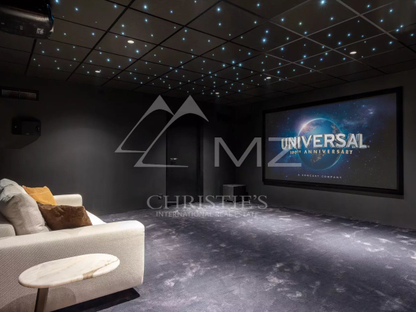 Salle de cinéma moderne avec écran de projection et éclairage étoilé