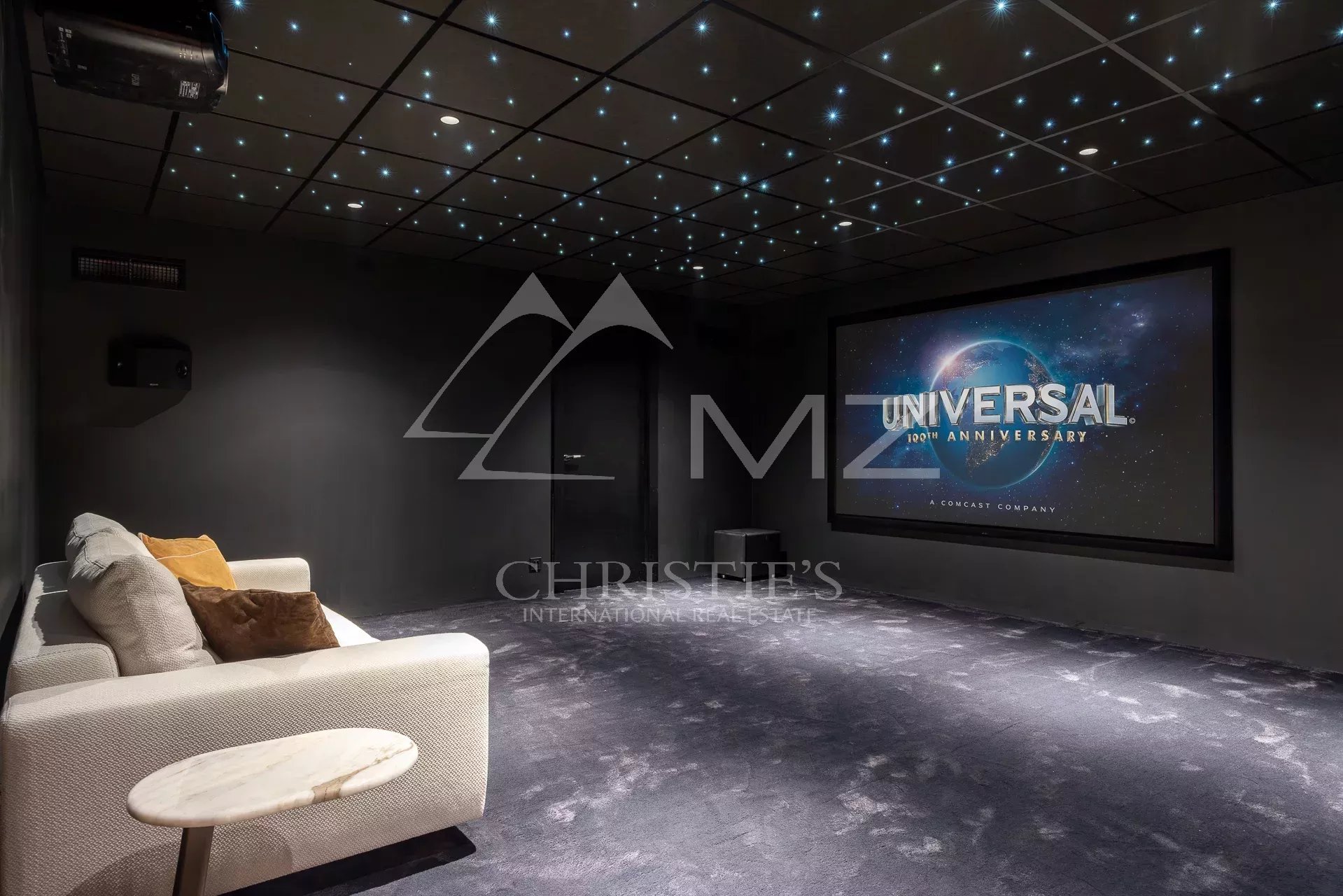 Salle de cinéma moderne avec écran de projection et éclairage étoilé
